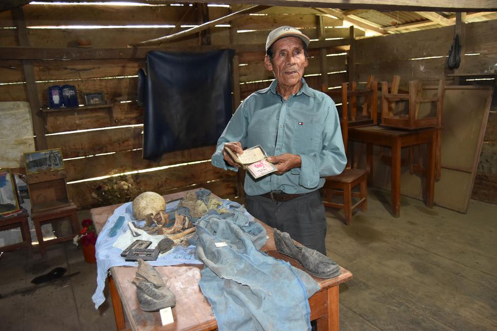 Francisco López conserva parte de la osamenta de su primogénito, Hugo López. También la ropa, los botines y algunos objetos que este llevaba el último día de su vida. (Foto: Jorge Quispe)