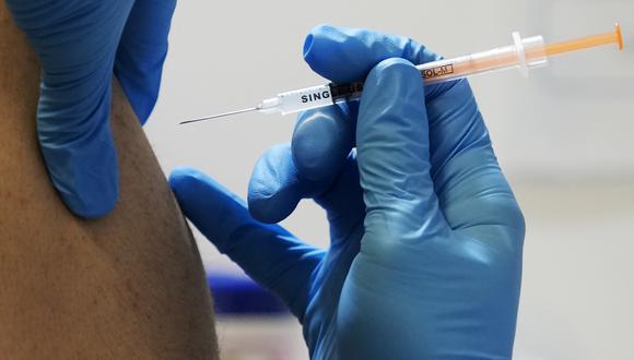 Un residente local recibe una inyección de refuerzo de la vacuna contra el coronavirus Moderna contra el COVID-19. (Foto: Eugene Hoshiko / POOL / AFP)