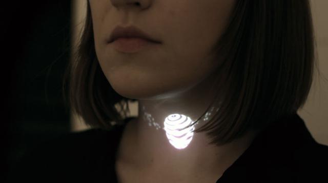 Diseño que brilla: ¿Usarías este collar hecho de luces? - 1