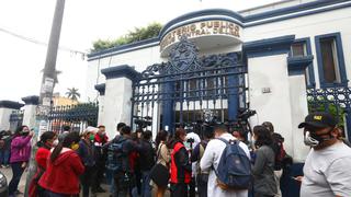 Familiares de las víctimas del accidente en Matucana esperan en los exteriores de la Morgue Central de Lima 