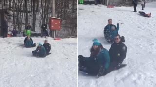 Policías enseñan a deslizarse en trineo en nieve en EE.UU.