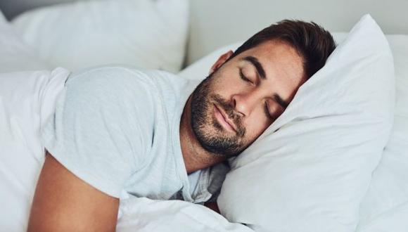 Dormir de lado es mejor que dormir boca arriba o abajo... pero ¿qué lado es mejor? (Foto: Getty)