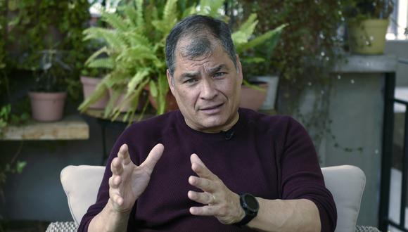 El expresidente de Ecuador, Rafael Correa, habla durante una entrevista con AFP en el barrio Coyaocan de la Ciudad de México el 13 de abril de 2021. (ALFREDO ESTRELLA / AFP).