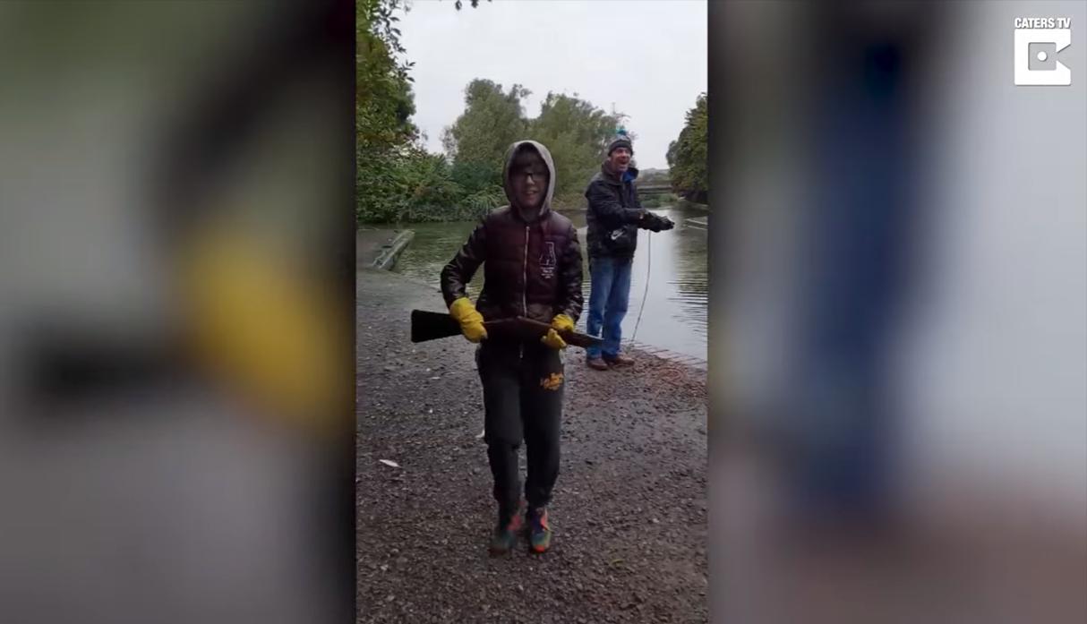 Una familia fue a pescar a un canal de Inglaterra y terminaron sacando un arma de fuego. (Facebook | Caters Clips)