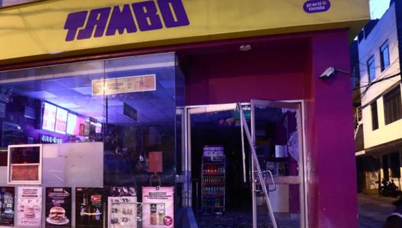Delincuentes destruyen entrada de tiendas Tambo ubicado en San Juan de Miraflores. (Foto: César Grados/photo.gec)