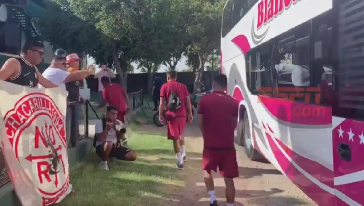 Universitario de Deportes fue recibido por sus hinchas en San Juan | Foto: Captura