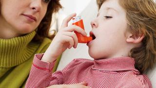 Inhaladores de asma pueden frenar el crecimiento en los niños
