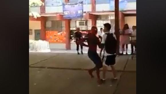 Un joven retó a un 'Spiderman' a bailar la popular canción "La Chona" y el video  se volvió viral. (Foto: Captura).