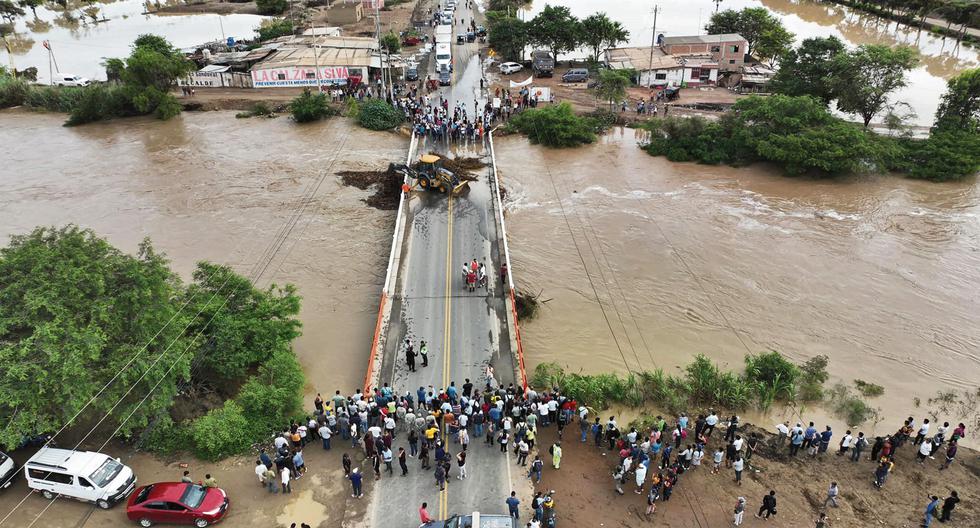 Las aguas del río La Leche, en la región de Lambayeque, cubrieron parte de la Panamericana Norte. Las autoridades establecieron restricciones en el pase vehicular.