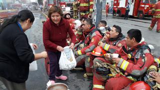 Incendio en Av. Colonial: dan desayuno navideño a bomberos