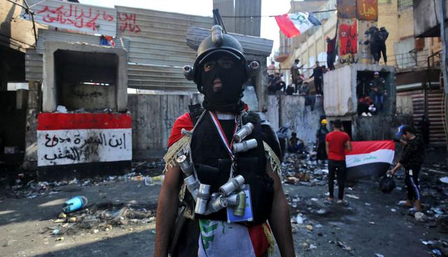 Los jóvenes alistan trajes  especiales para las protestas. (Foto: AFP)
