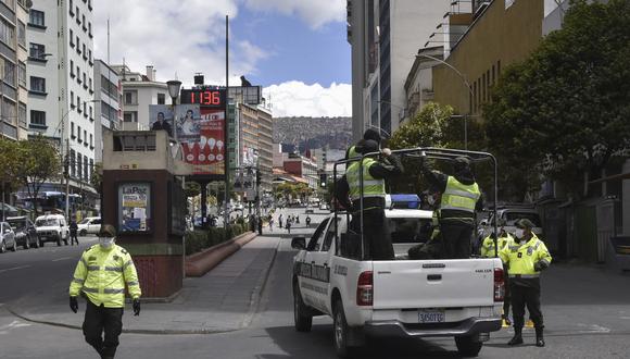 Oficiales de policía bolivianos patrullan las calles en La Paz el 23 de marzo de 2020. (Foto referencial de AIZAR RALDES / AFP)