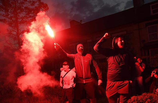 Luego de la derrota del Manchester City, los hinchas del Liverpool salieron a las calles a celebrar el título de la Premier League. (Foto: EFE)