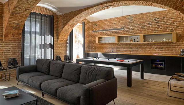 casa de 100 m2 se ubica en Eslovenia y destaca por su estilo industrial. Además, cuenta con originales muebles que le dan mayor funcionalidad a los espacios. (Foto: Matej Lozar)