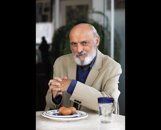 En este libro de memorias Ampuero cuenta una difícil etapa de su vida con inusitado optimismo.