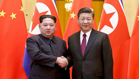 El presidente de China, Xi Jinping, junto a su homólogo de Corea del Norte Kim Jong-un. (AP).