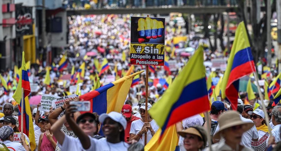 La gente marcha en Cali para protestar contra una reforma tributaria propuesta por el gobierno del presidente de Colombia Gustavo Petro. (Joaquín SARMIENTO / AFP).