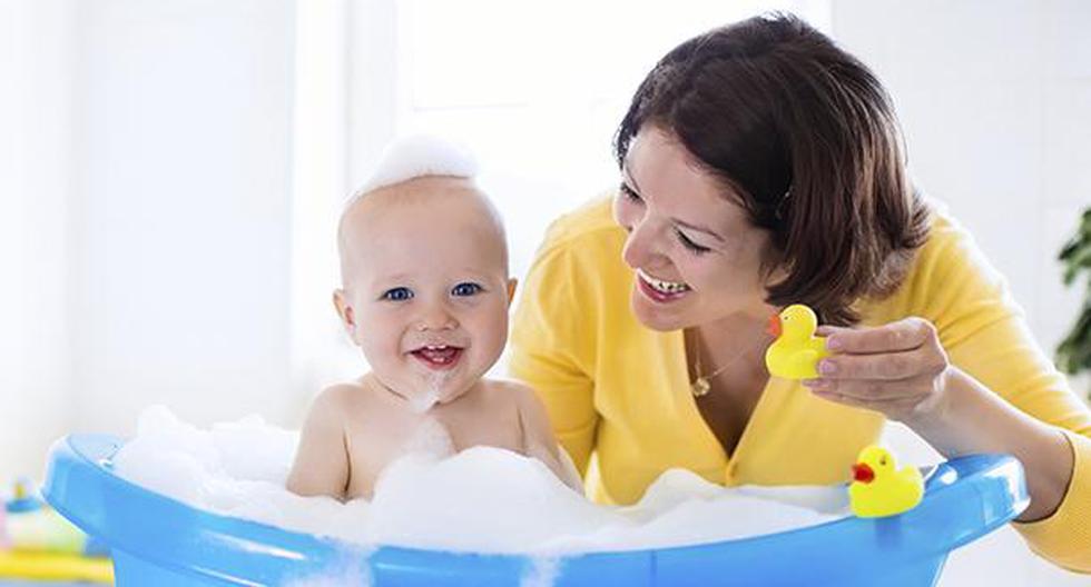 Con estas recomendaciones podrás bañar a tu bebé sin temor. (Foto: IStock)