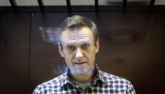 El líder de la oposición rusa Alexei Navalny mira a los fotógrafos en el Tribunal de Distrito de Babuskinsky en Moscú, Rusia, el sábado 20 de febrero de 2021. (AP/Alexander Zemlianichenko).