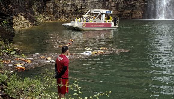 Los equipos de rescate reanudaron este domingo la búsqueda de los tres desaparecidos tras la caída de una pared rocosa de un cañón sobre unas barcas en Minas Gerais. (Foto: Departamento de Bomberos de Minas Gerais / AFP)