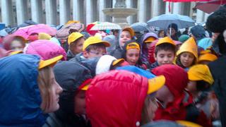 FOTOS: Fieles soportan la lluvia y el frío en la Plaza de San Pedro a la espera del nuevo Papa