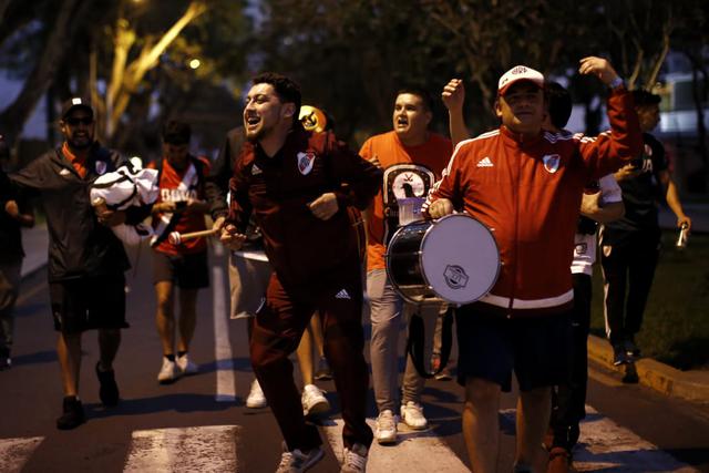 Hinchas de River Plate caminaron desde miraflores hasta el hotel para recibir al equipo argentino | Foto: Renzo Salazar/GEC