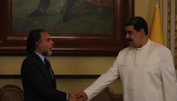 El presidente de Venezuela, Nicolás Maduro, saluda al nuevo embajador de Colombia en el país, Armando Benedetti, durante una reunión en el Palacio de Miraflores en Caracas, el 29 de agosto de 2022. (Foto de Miguel Gutiérrez / EFE)