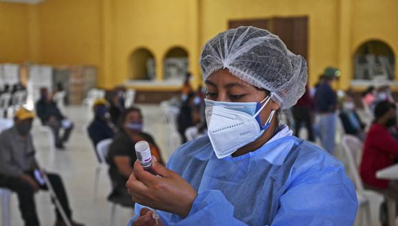 El Misterio de Salud Pública guatemalteco aplica un promedio de 39.000 dosis de vacunas contra la COVID-19 cada día, de las cuales unas 17.000 corresponden a la primera dosis; 19.000 a la segunda; y 3.500 a la tercera o refuerzo. (Foto: Johan Ordoñez / AFP)