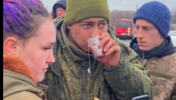 El emotivo momento en el que un soldado ruso es alimentado por civiles ucranianos se ha viralizado en redes sociales. (FOTO: Redes sociales).