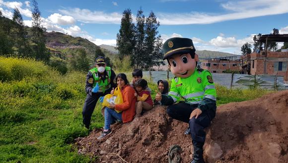 Ciudadanos y policías en Cusco se solidarizan con las familias más vulnerables.