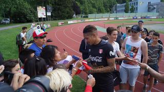 Peruanos en Austria hicieron regalo especial a Paolo Guerrero