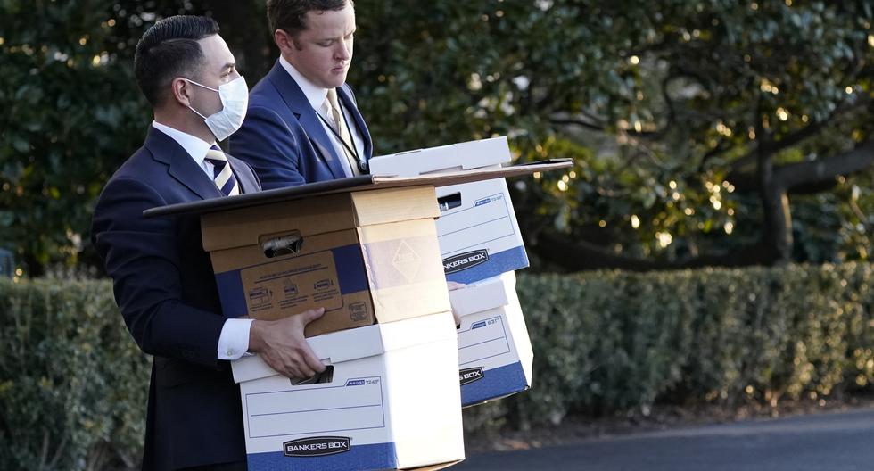 El pasado 20 de enero del 2021, el día del cambio de mando, personal de la Casa Blanca retiró cientos de cajas que fueron embarcadas en el avión presidencial que luego llevó a Donald Trump a su residencia de Mar-a-Lago. (AP Photo/Alex Brandon)