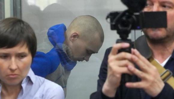 Vadim Shyshimarin, sargento del Ejército ruso de 21 años de edad, mira al piso detrás de un vidrio durante una audiencia en un tribunal en Kiev, Ucrania.