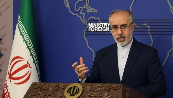 El portavoz del Ministerio de Asuntos Exteriores de Irán, Nasser Kanani, habla durante una conferencia de prensa en la capital, Teherán, el 5 de diciembre de 2022. (Foto de ATTA KENARE / AFP)
