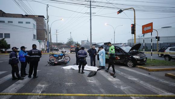Un motociclista murió tras impactar contra un automóvil en cruce de avenidas Naciones Unidas y Arica. (Foto: Joel Alonzo/ @photo.gec)
