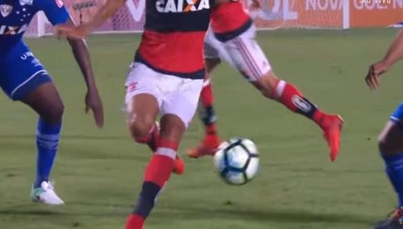 Lucas Paquetá hizo un lujo impresionante en el encuentro entre el 'Mengao' y Cruzeiro: la pisó con una pierna y tiró el taco con la otra. (Foto: captura)