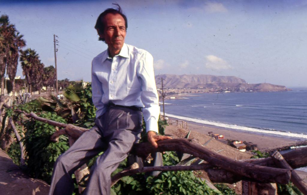 JULIO DE 1998ENTREVISTA AL ESCRITOR PERUANO JULIO RAMON RIBEYRO.SESION DE FOTOS HECHA PARA LA REVISTA SOMOS.FOTO: MONICA NEWTON/ EL COMERCIO