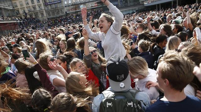 Miles de fans se reunieron este sábado en la plaza Sergels Torg de Estocolmo para despedir a Avicci. (Foto: Agencias)