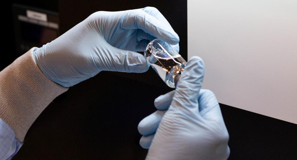 Imagen referencial. Un técnico de laboratorio inspecciona visualmente un vial lleno de remdesivir. (Gilead Sciences Inc./REUTERS).