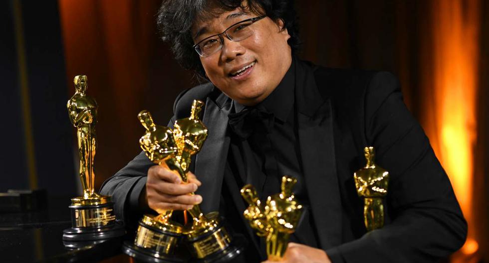 Bong Joon-ho, radiante de felicidad, tras conseguir 5 premios Oscar, entre ellos el galardón a Mejor Película. (Foto: VALERIE MACON / AFP)