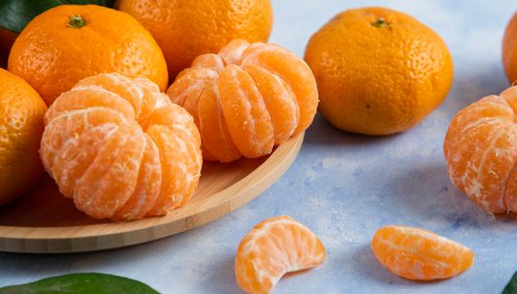 La mandarina es una fruta que aporta varios beneficios para la salud, ya que ayuda a fortalecer el sistema inmunológico, previene la anemia, gripes y el envejecimiento prematuro, debido a que es rica en vitamina C y flavonoides, los cuales aportan propiedades antioxidantes.