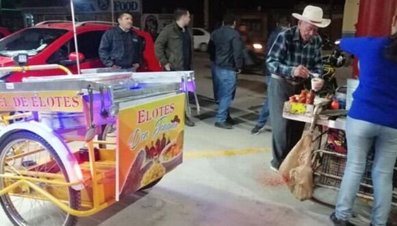 Joaquín Mendivil es un hombre de la tercera edad que vende elotes para poder cubrir sus gastos diarios  (Foto: Facebook)