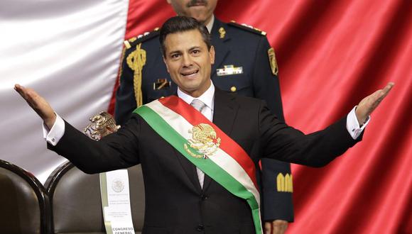 Enrique Peña Nieto, del Partido Revolucionario Institucional (PRI), viste la banda presidencial después de rendir juramento ante el Congreso como presidente de México, el 1 de diciembre de 2012. (AP Foto/Alexandre Meneghini, Archivo).