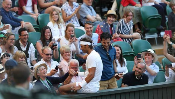 Rafael Nadal corrió en búsqueda de una pelota golpeada por Juan Martín del Potro. No pudo responder al ataque y terminó saltando una grada, en donde estaba ubicada una anciana. (Foto: Wimbledon)