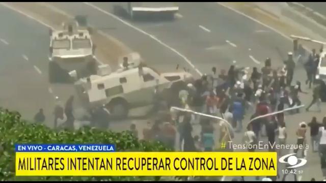 Tanque del régimen de Maduro atropella a manifestantes en Venzuela | VIDEO