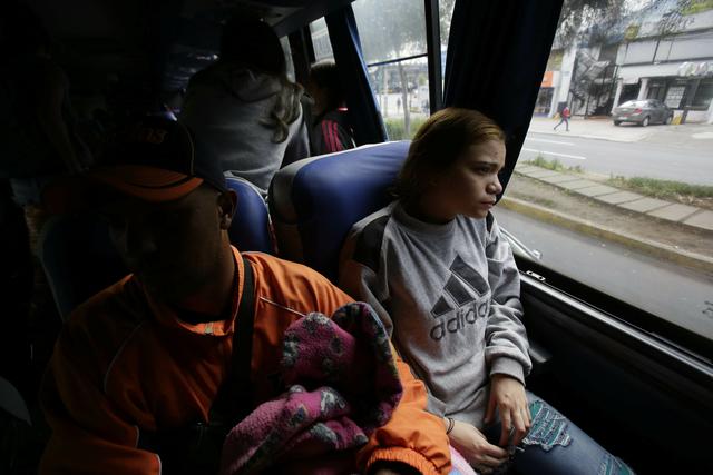 Cuatro buses con más de 150 personas partieron desde diferentes puntos de Ecuador hacia Venezuela, en un recorrido que ha sido financiado por el gobierno de Nicolás Maduro. (AP)