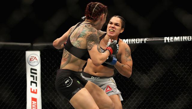 UFC 232: revive todas las peleas del mega evento que coronó a Jon Jones y Amanda Nunes | VIDEO. (Foto: AFP)