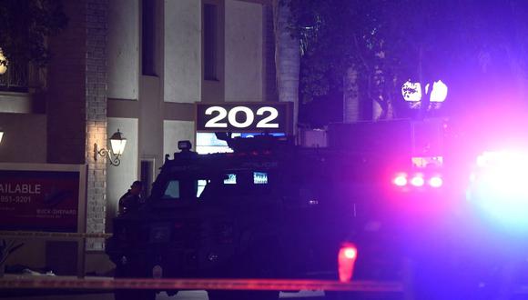 La policía monta guardia en las afueras de un edificio de oficinas donde varias personas murieron en un tiroteo en Orange, California, el 31 de marzo de 2021. (Foto de Patrick T.FALLON / AFP).