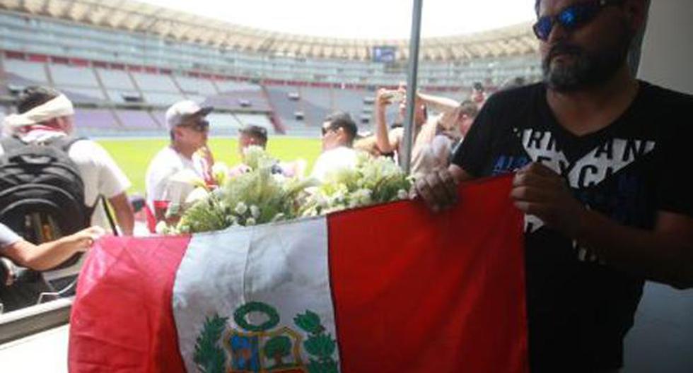 Hinchas peruanos dejaron flores en la cabina que transmitía Daniel Peredo | Foto: Agencia Andina