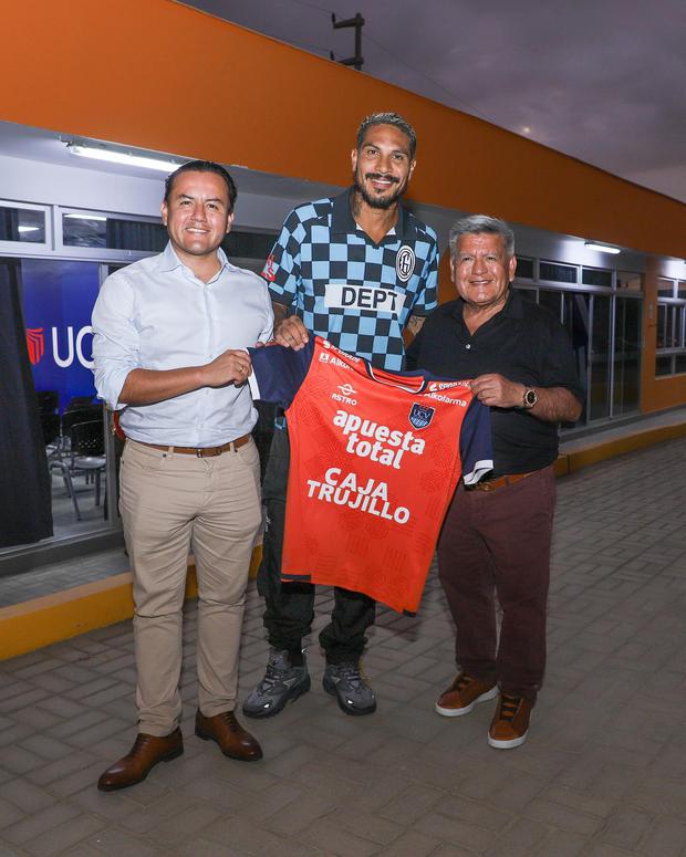 La familia Acuña con el gran fichaje del fútbol peruano en décadas. (Foto: UCV)